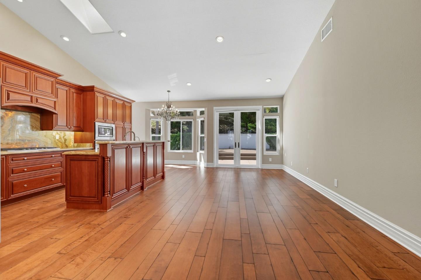 Detail Gallery Image 14 of 38 For 4911 Amador Dr, Oceanside,  CA 92056 - 3 Beds | 2/1 Baths