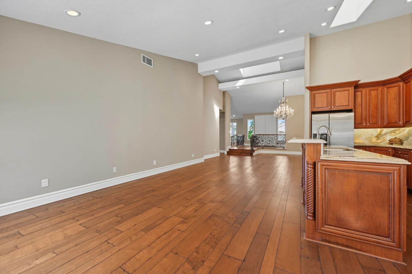 Detail Gallery Image 15 of 38 For 4911 Amador Dr, Oceanside,  CA 92056 - 3 Beds | 2/1 Baths