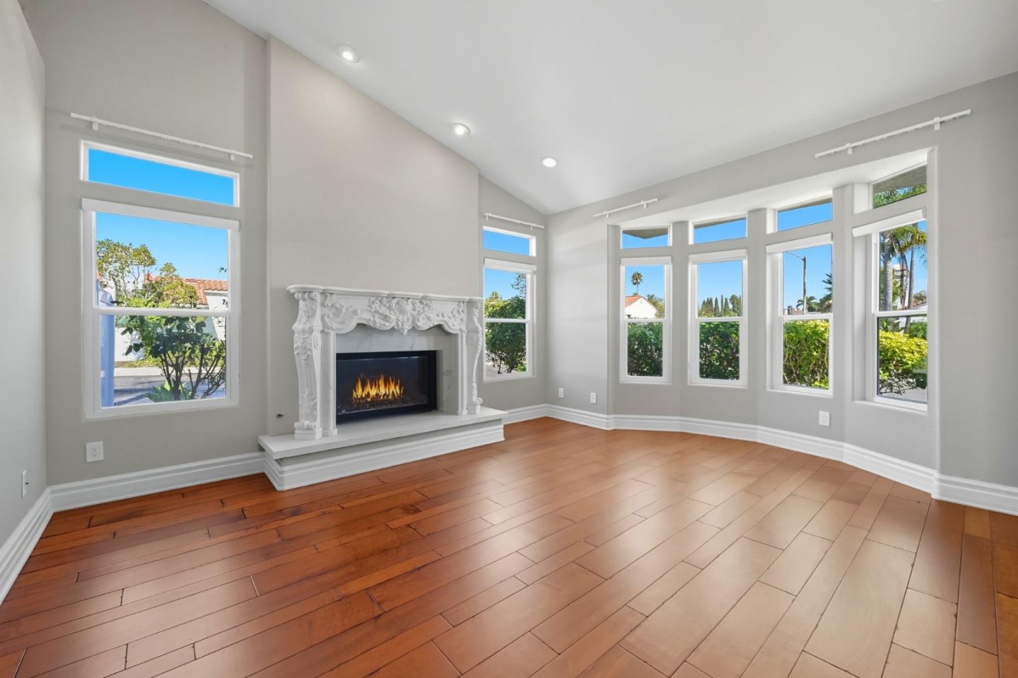Detail Gallery Image 8 of 38 For 4911 Amador Dr, Oceanside,  CA 92056 - 3 Beds | 2/1 Baths