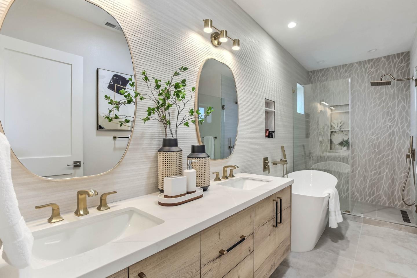 Detail Gallery Image 12 of 38 For 202 Mountain View Ave, Mountain View,  CA 94041 - 7 Beds | 6 Baths