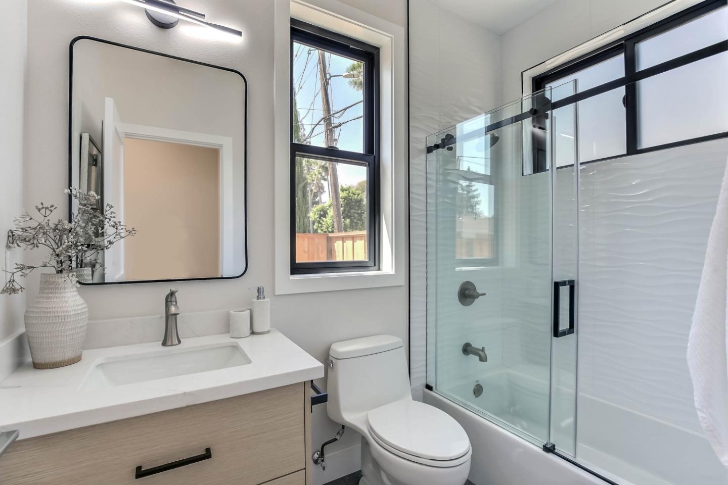 Detail Gallery Image 32 of 38 For 202 Mountain View Ave, Mountain View,  CA 94041 - 7 Beds | 6 Baths