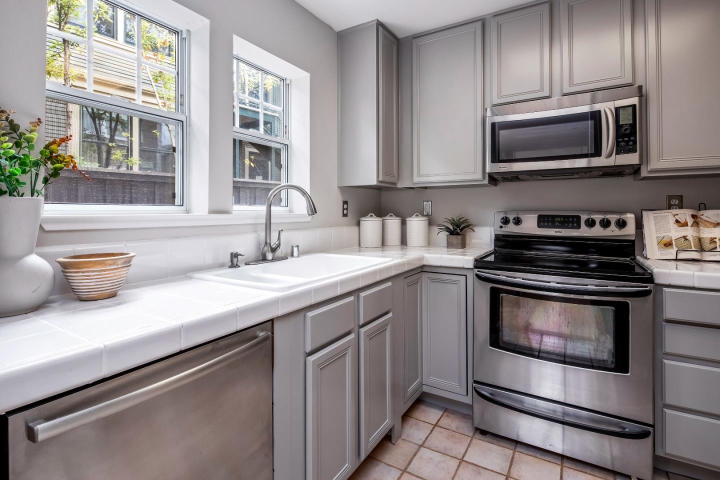 Detail Gallery Image 3 of 18 For 2160 Santa Cruz Ave #22,  Menlo Park,  CA 94025 - 2 Beds | 2 Baths