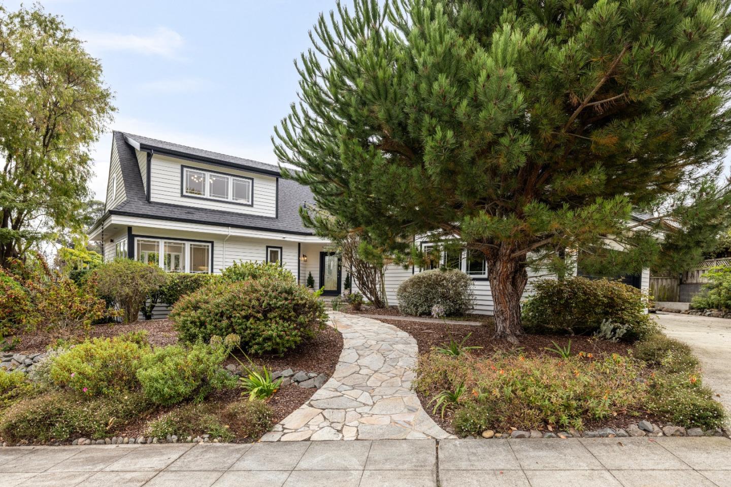 Detail Gallery Image 3 of 78 For 424 6th Ave, Half Moon Bay,  CA 94019 - 5 Beds | 3/1 Baths