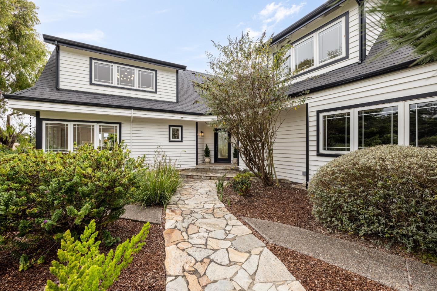 Detail Gallery Image 4 of 78 For 424 6th Ave, Half Moon Bay,  CA 94019 - 5 Beds | 3/1 Baths