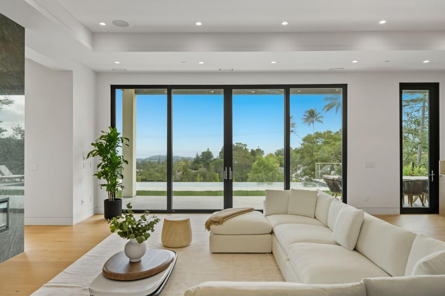 Detail Gallery Image 23 of 92 For 1221 Kenilworth Rd, Hillsborough,  CA 94010 - 8 Beds | 8/2 Baths