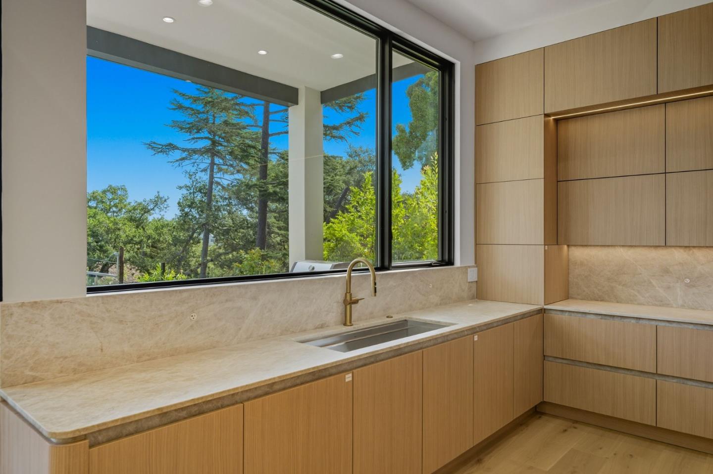 Detail Gallery Image 30 of 92 For 1221 Kenilworth Rd, Hillsborough,  CA 94010 - 8 Beds | 8/2 Baths