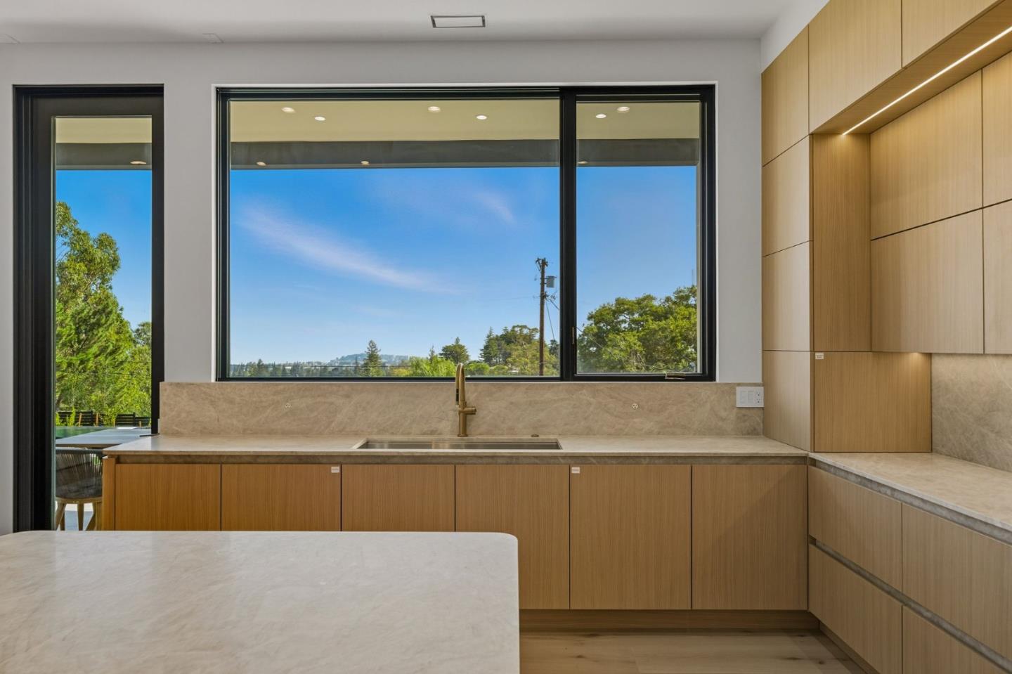 Detail Gallery Image 31 of 92 For 1221 Kenilworth Rd, Hillsborough,  CA 94010 - 8 Beds | 8/2 Baths