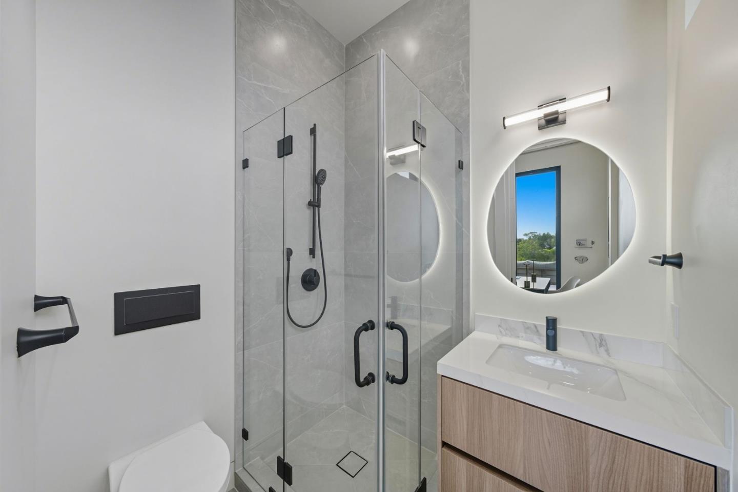 Detail Gallery Image 34 of 92 For 1221 Kenilworth Rd, Hillsborough,  CA 94010 - 8 Beds | 8/2 Baths