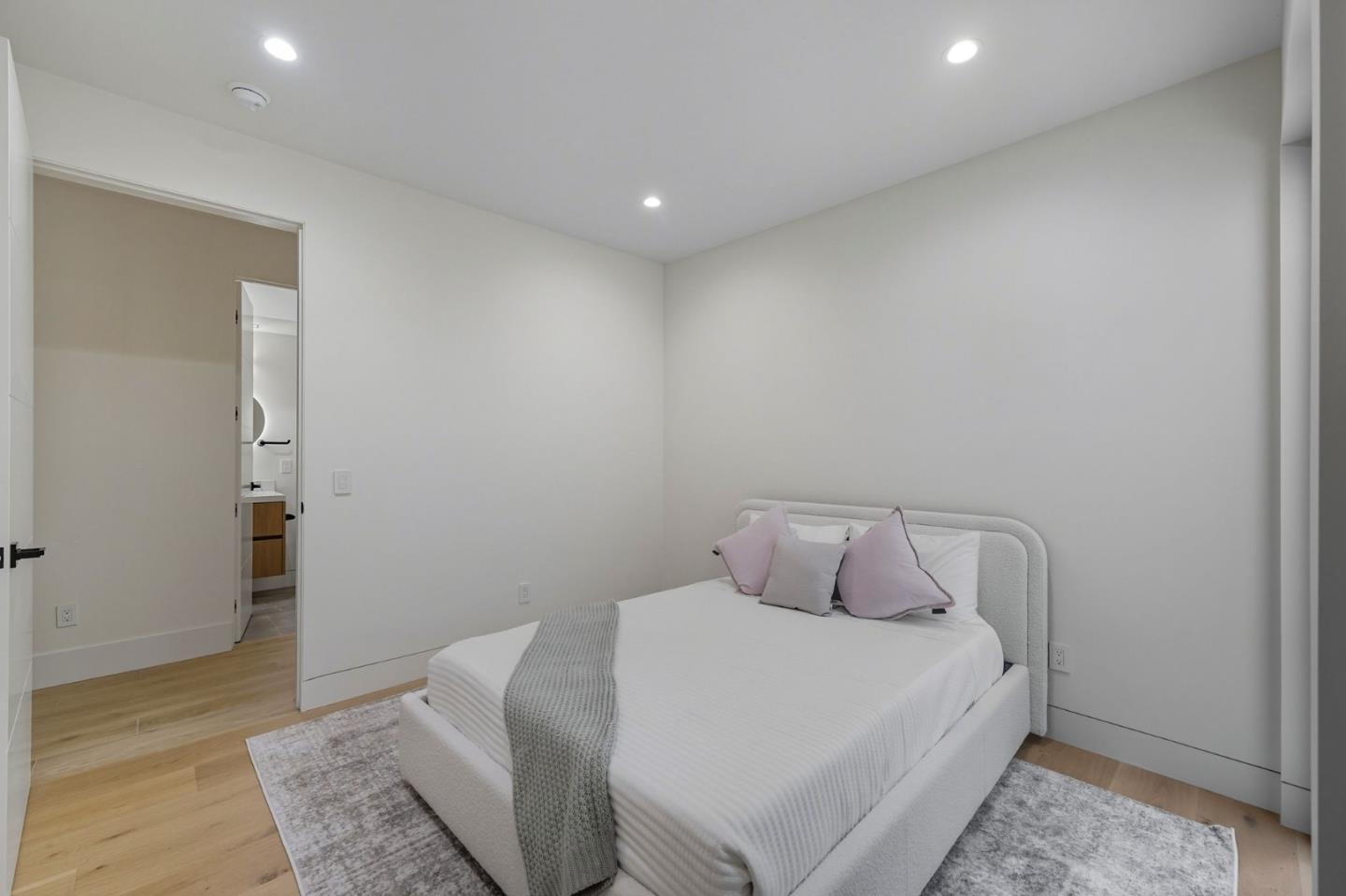 Detail Gallery Image 49 of 92 For 1221 Kenilworth Rd, Hillsborough,  CA 94010 - 8 Beds | 8/2 Baths