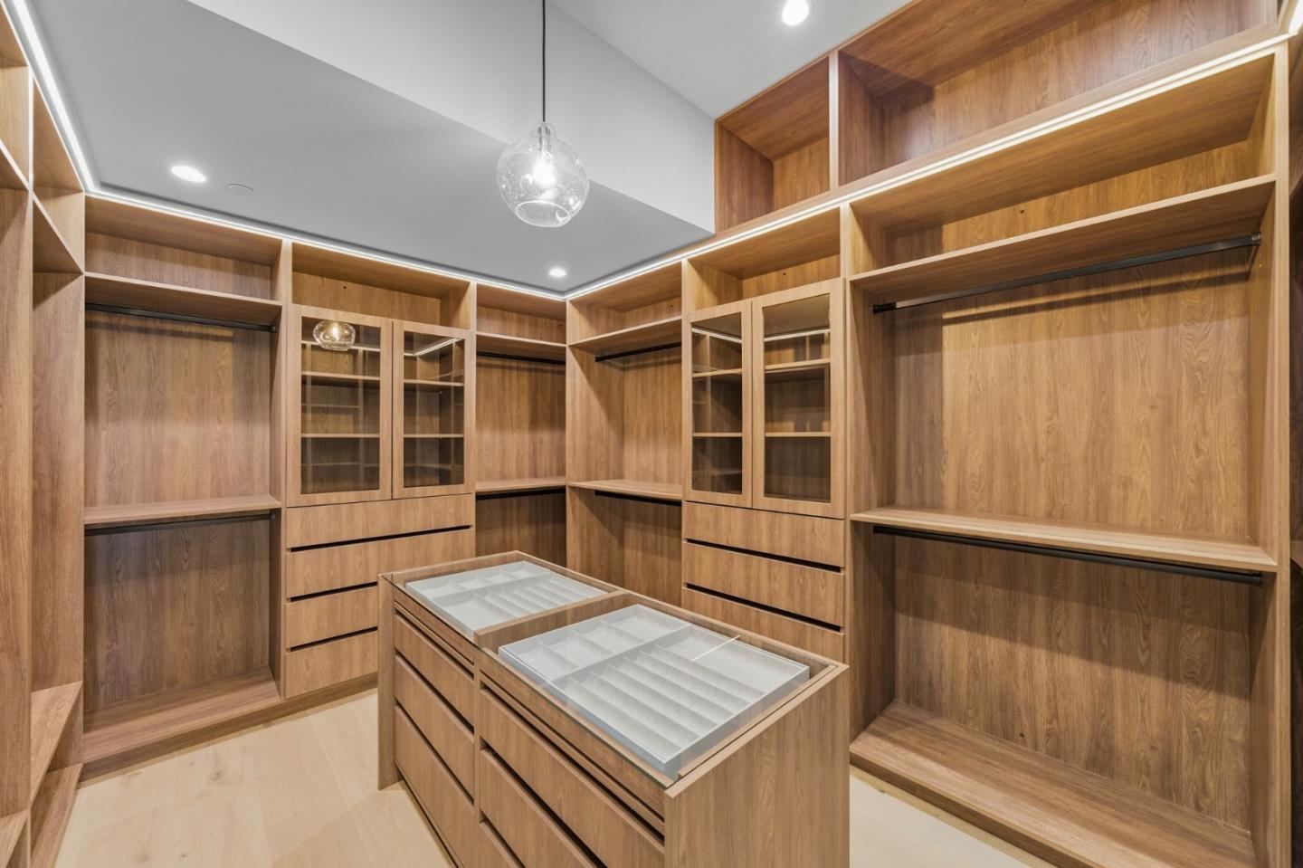 Detail Gallery Image 58 of 92 For 1221 Kenilworth Rd, Hillsborough,  CA 94010 - 8 Beds | 8/2 Baths