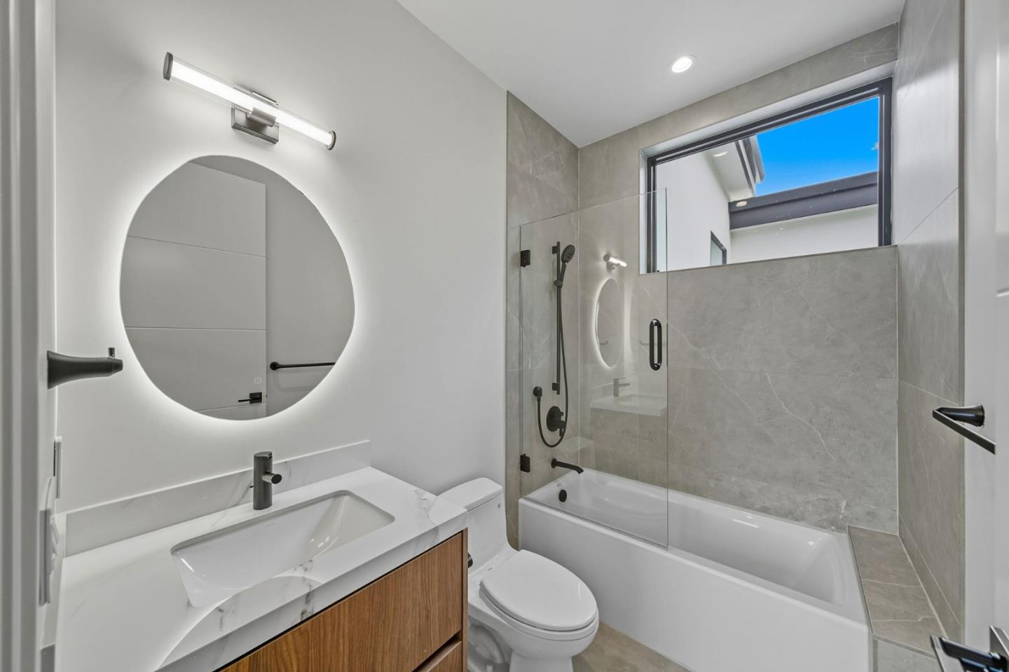 Detail Gallery Image 69 of 92 For 1221 Kenilworth Rd, Hillsborough,  CA 94010 - 8 Beds | 8/2 Baths