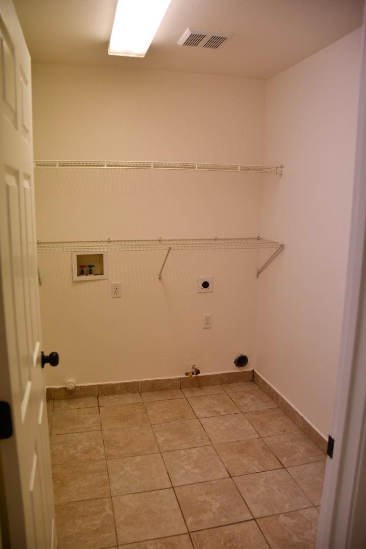 Detail Gallery Image 14 of 34 For 1994 Remembrance Ln, Tracy,  CA 95377 - 4 Beds | 2/1 Baths