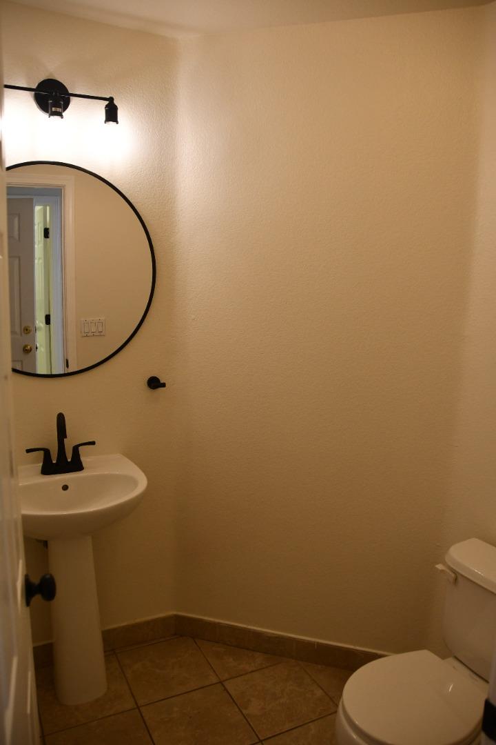 Detail Gallery Image 15 of 34 For 1994 Remembrance Ln, Tracy,  CA 95377 - 4 Beds | 2/1 Baths