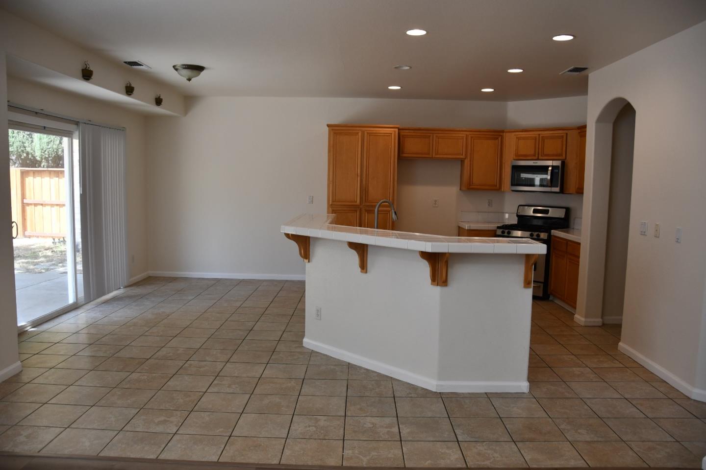 Detail Gallery Image 4 of 34 For 1994 Remembrance Ln, Tracy,  CA 95377 - 4 Beds | 2/1 Baths