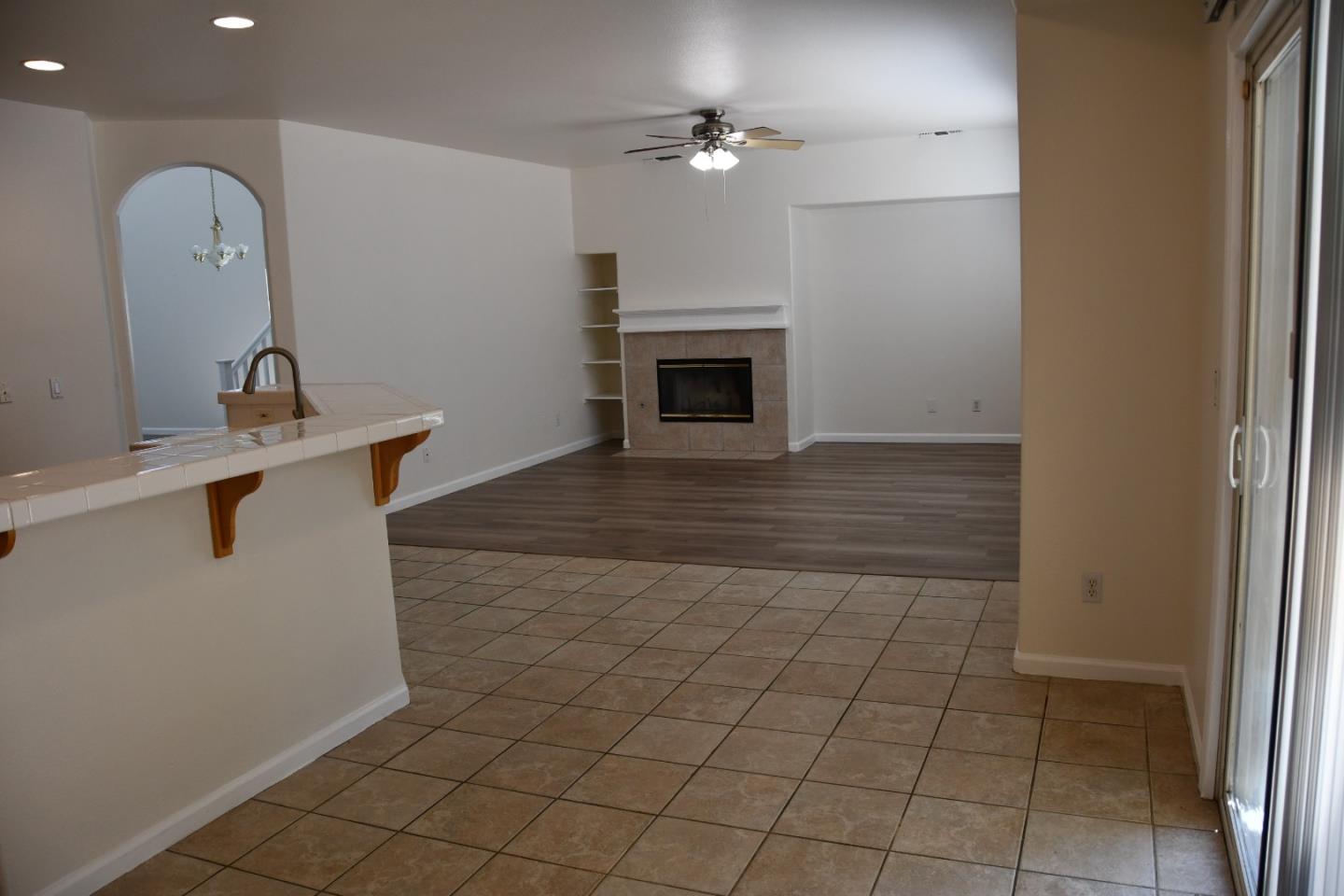 Detail Gallery Image 6 of 34 For 1994 Remembrance Ln, Tracy,  CA 95377 - 4 Beds | 2/1 Baths