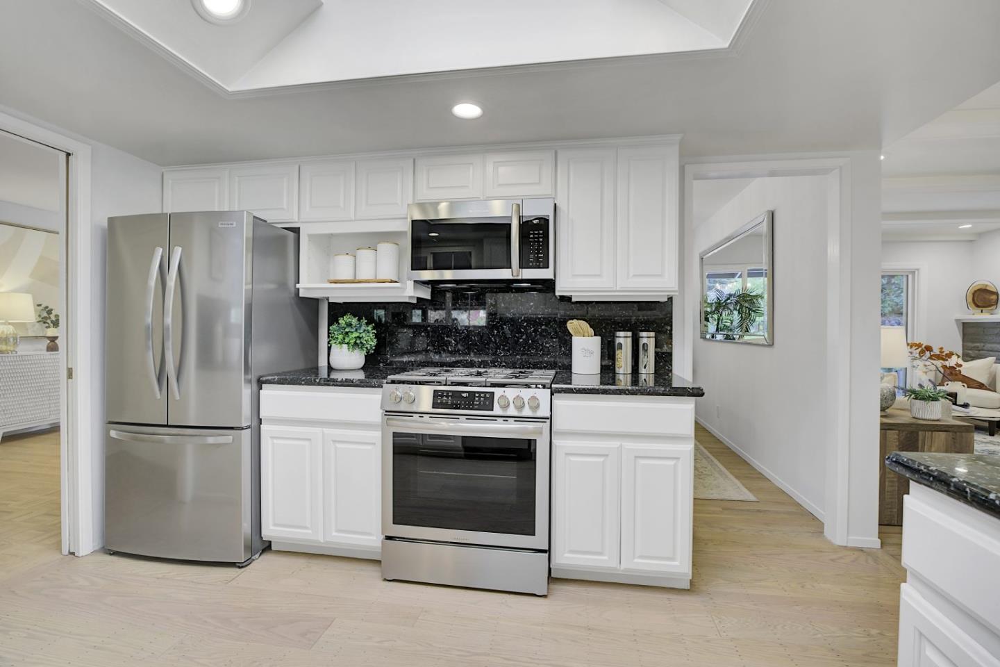 Detail Gallery Image 13 of 56 For 3045 Trousdale Dr, Burlingame,  CA 94010 - 4 Beds | 2 Baths