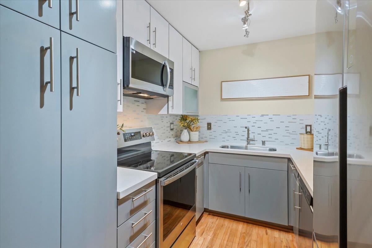 Detail Gallery Image 2 of 26 For 1983 San Luis Ave #33,  Mountain View,  CA 94043 - 2 Beds | 2/1 Baths