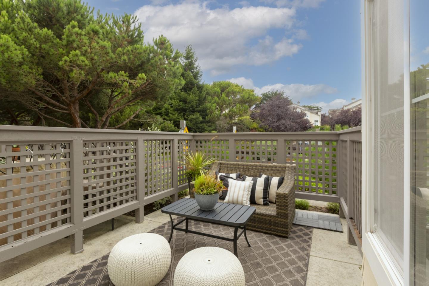 Detail Gallery Image 4 of 26 For 1 Erin Ln, Half Moon Bay,  CA 94019 - 3 Beds | 2/1 Baths