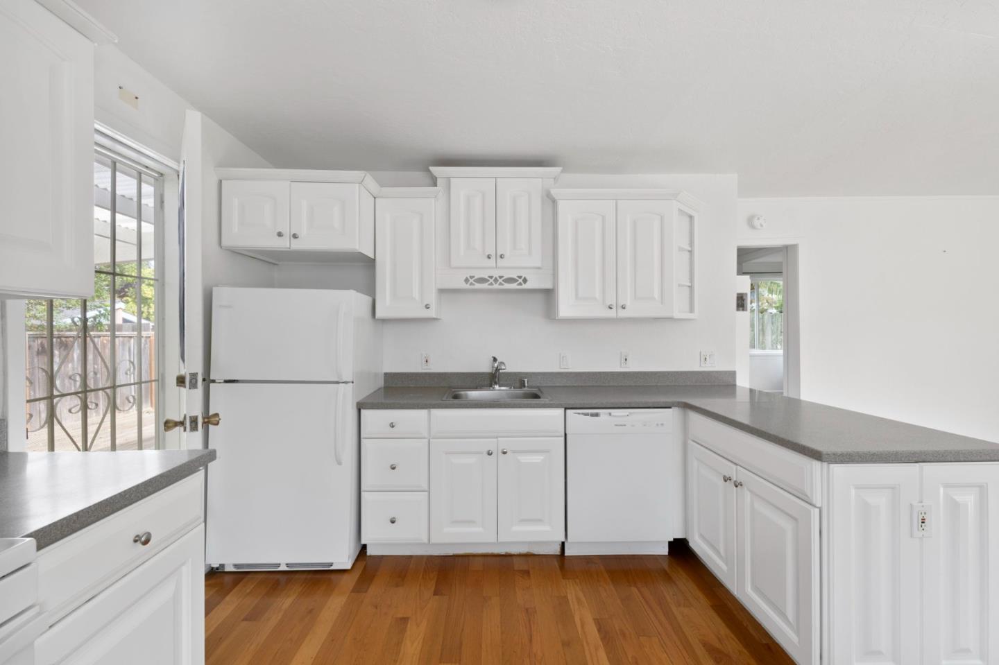 Detail Gallery Image 12 of 56 For 2160 Oakley Ave, Menlo Park,  CA 94025 - 2 Beds | 1 Baths