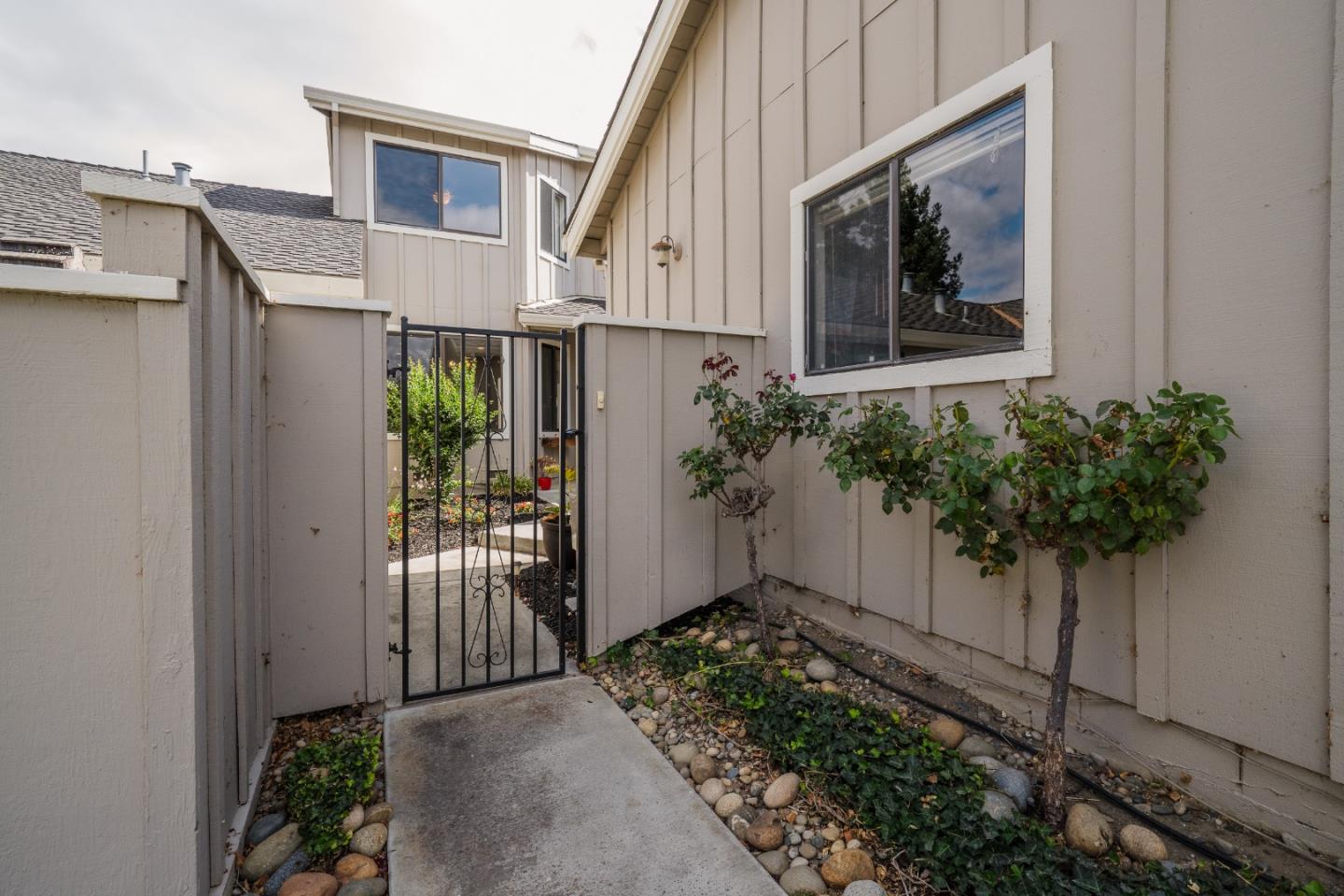 Detail Gallery Image 4 of 42 For 664 Duffin Dr, Hollister,  CA 95023 - 2 Beds | 2/1 Baths