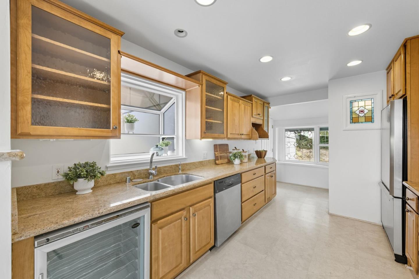 Detail Gallery Image 10 of 25 For 46 Arch Ln, San Carlos,  CA 94070 - 3 Beds | 2/1 Baths