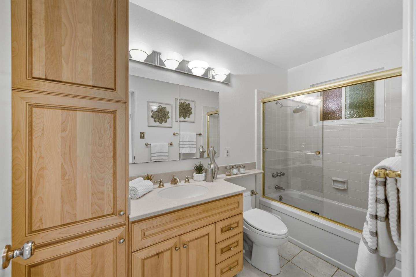 Detail Gallery Image 16 of 25 For 46 Arch Ln, San Carlos,  CA 94070 - 3 Beds | 2/1 Baths