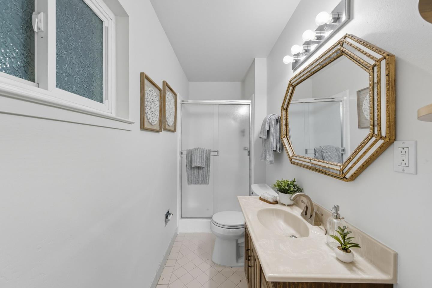 Detail Gallery Image 17 of 25 For 46 Arch Ln, San Carlos,  CA 94070 - 3 Beds | 2/1 Baths