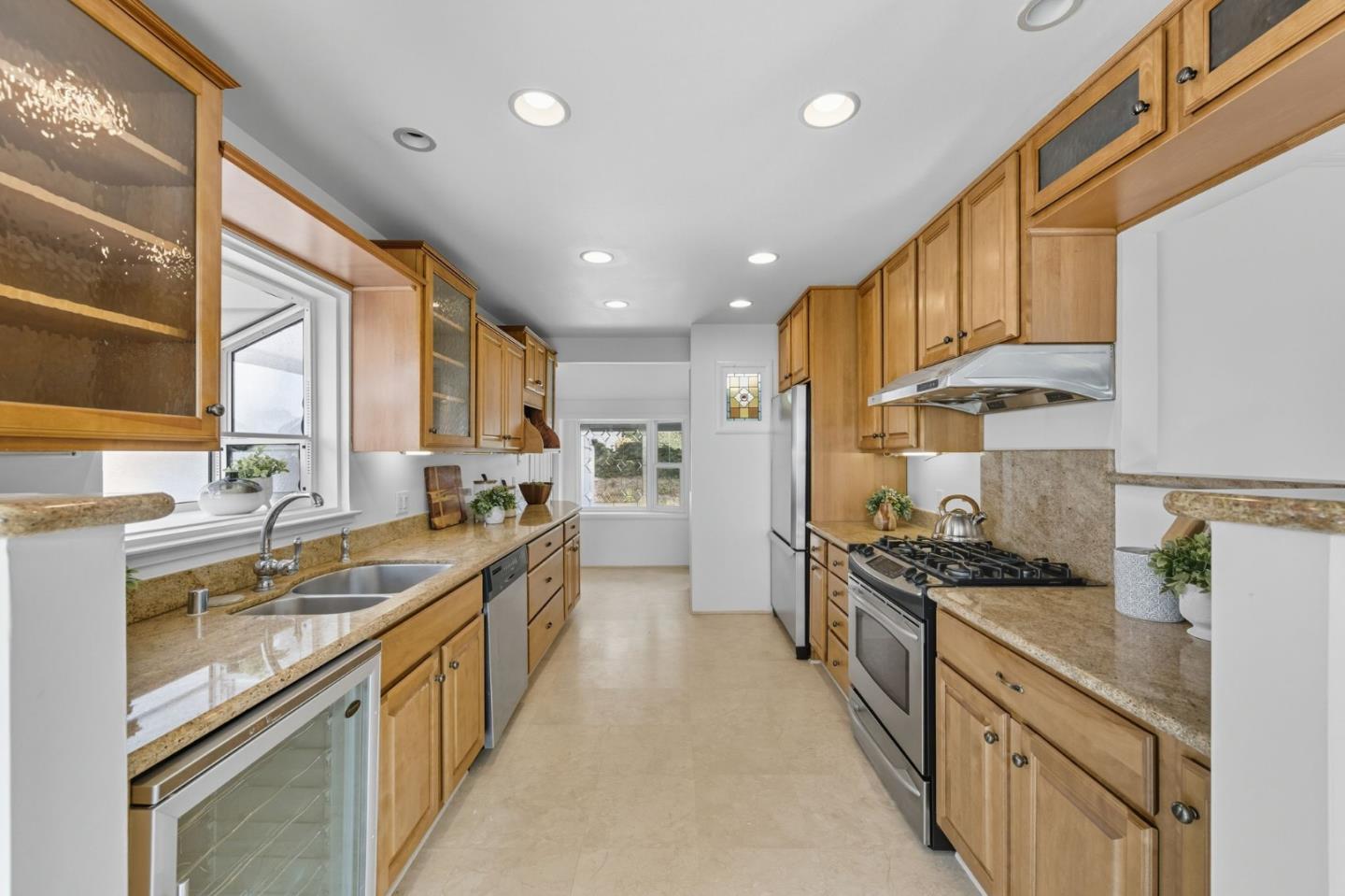Detail Gallery Image 9 of 25 For 46 Arch Ln, San Carlos,  CA 94070 - 3 Beds | 2/1 Baths