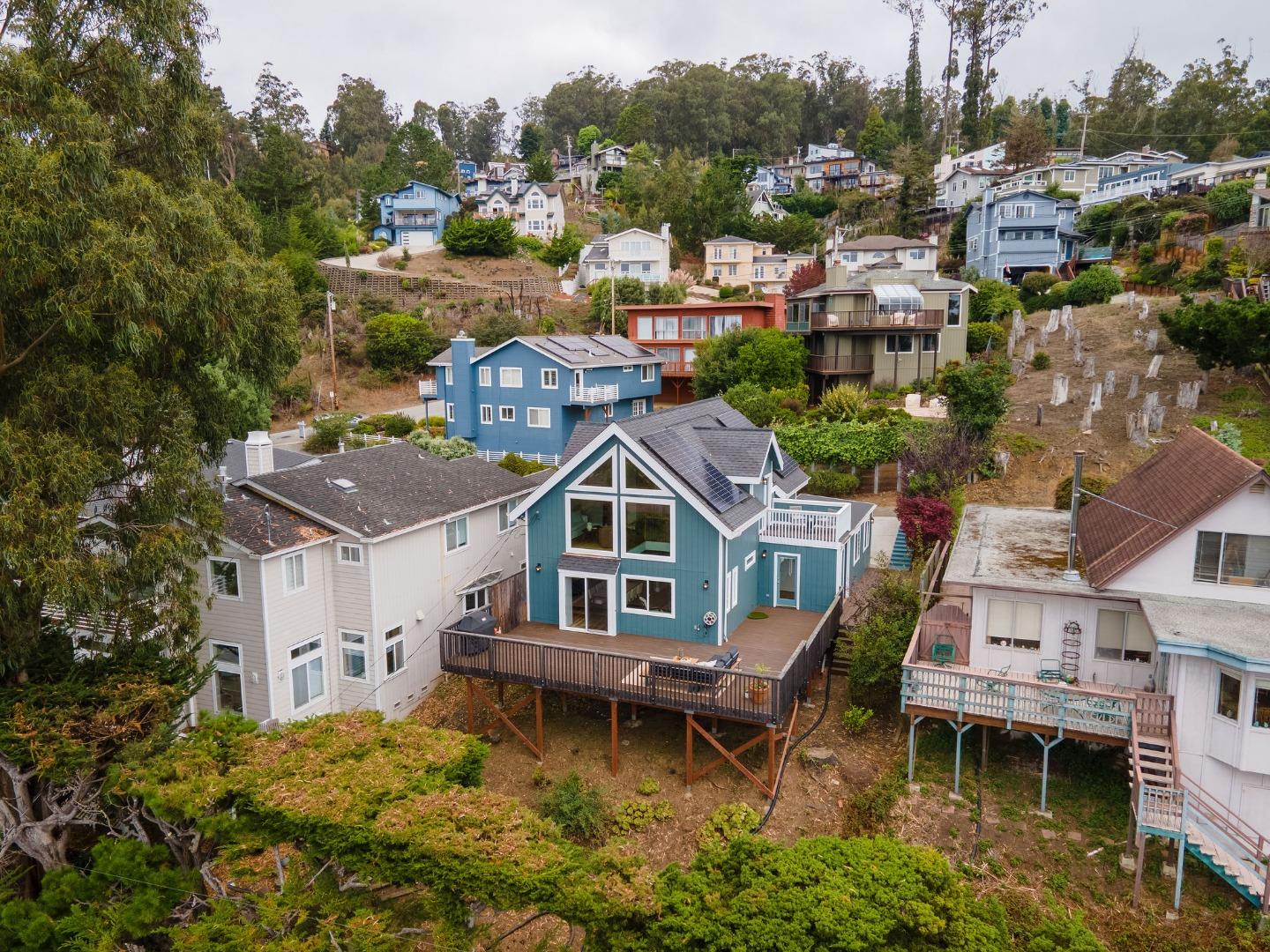 Detail Gallery Image 5 of 47 For 1107 Columbus St, El Granada,  CA 94018 - 3 Beds | 2 Baths