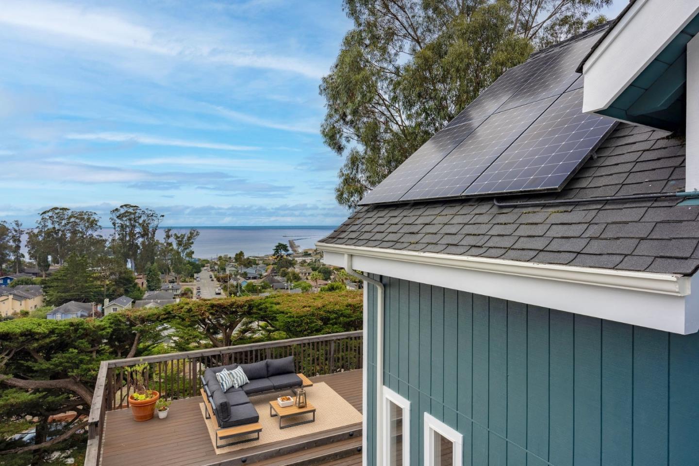Detail Gallery Image 9 of 47 For 1107 Columbus St, El Granada,  CA 94018 - 3 Beds | 2 Baths