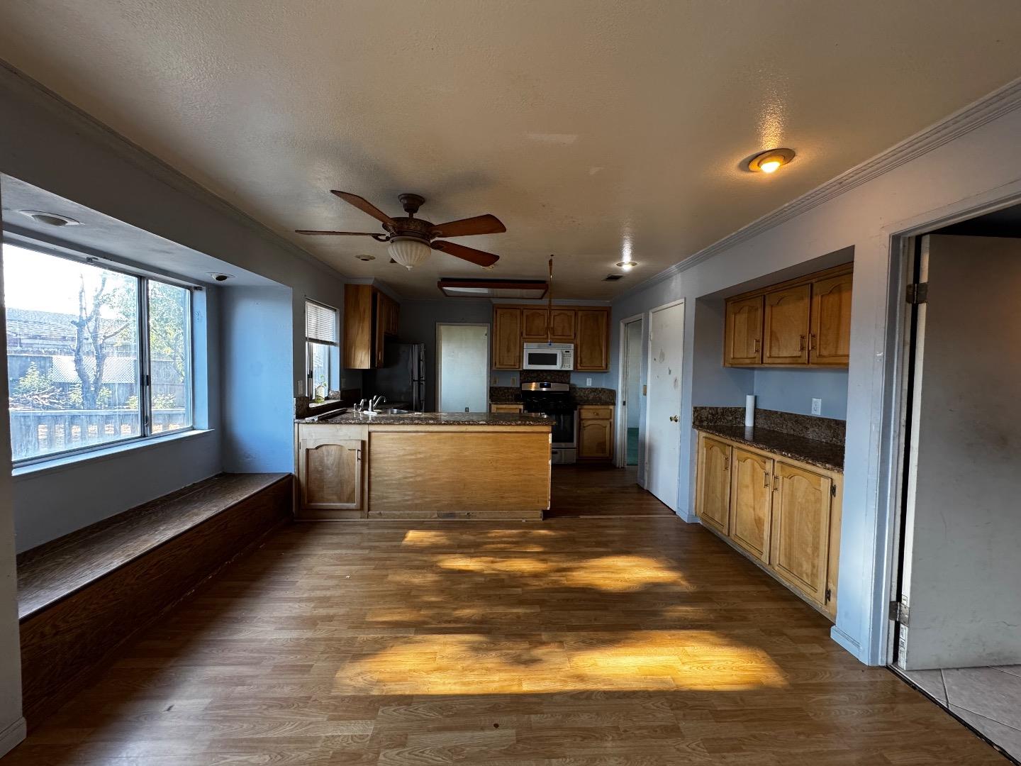 Detail Gallery Image 3 of 22 For 610 Placer Ln, Suisun City,  CA 94585 - 4 Beds | 2 Baths
