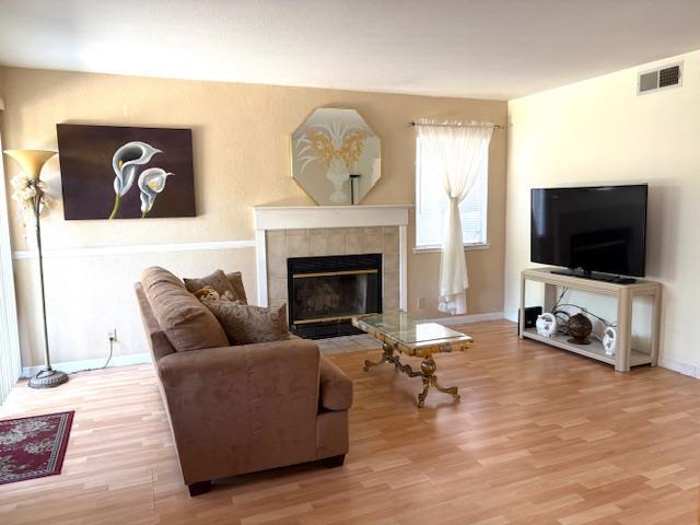 Detail Gallery Image 4 of 7 For 8317 Honeycomb Way, Sacramento,  CA 95828 - 3 Beds | 2/1 Baths