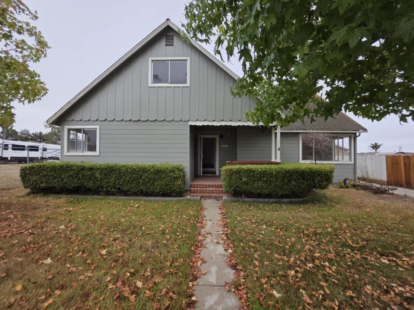 Detail Gallery Image 1 of 18 For 757 Middlefield Rd, Salinas,  CA 93906 - 7 Beds | 3/1 Baths