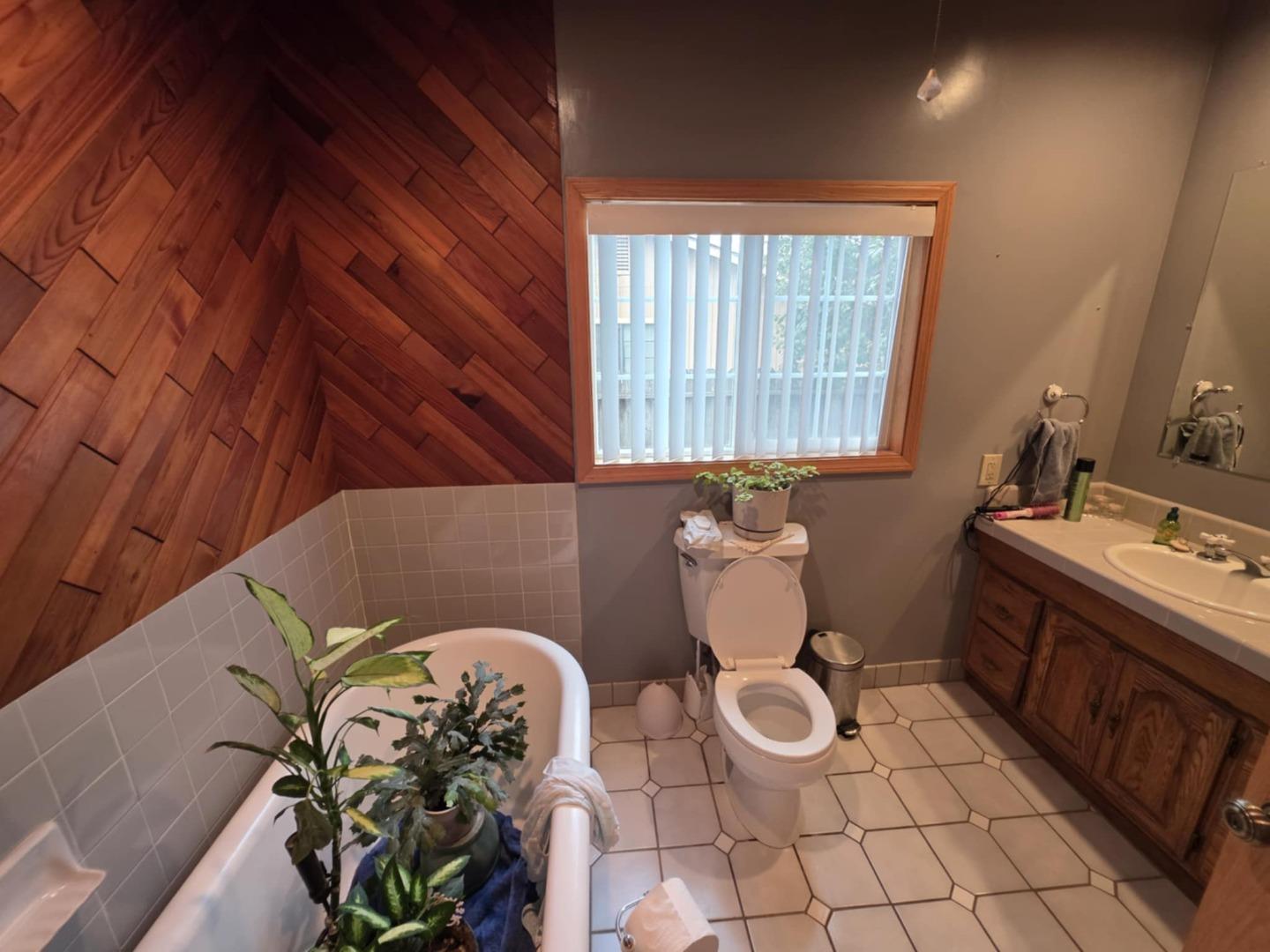 Detail Gallery Image 12 of 18 For 757 Middlefield Rd, Salinas,  CA 93906 - 7 Beds | 3/1 Baths