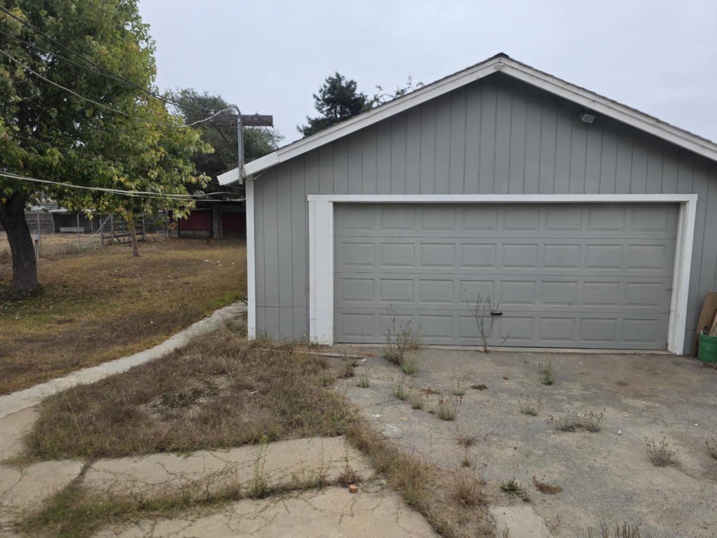 Detail Gallery Image 2 of 18 For 757 Middlefield Rd, Salinas,  CA 93906 - 7 Beds | 3/1 Baths