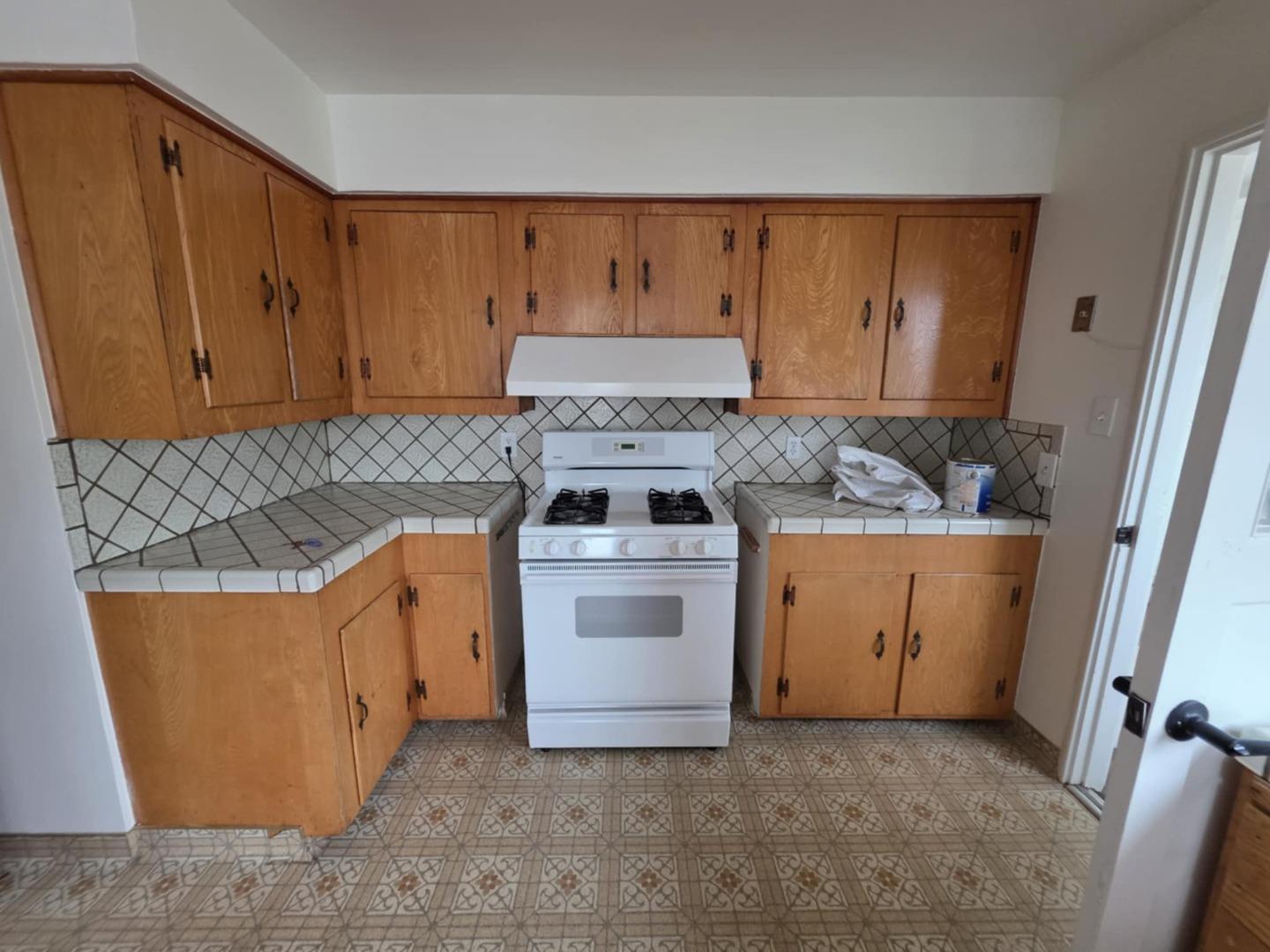 Detail Gallery Image 3 of 18 For 757 Middlefield Rd, Salinas,  CA 93906 - 7 Beds | 3/1 Baths