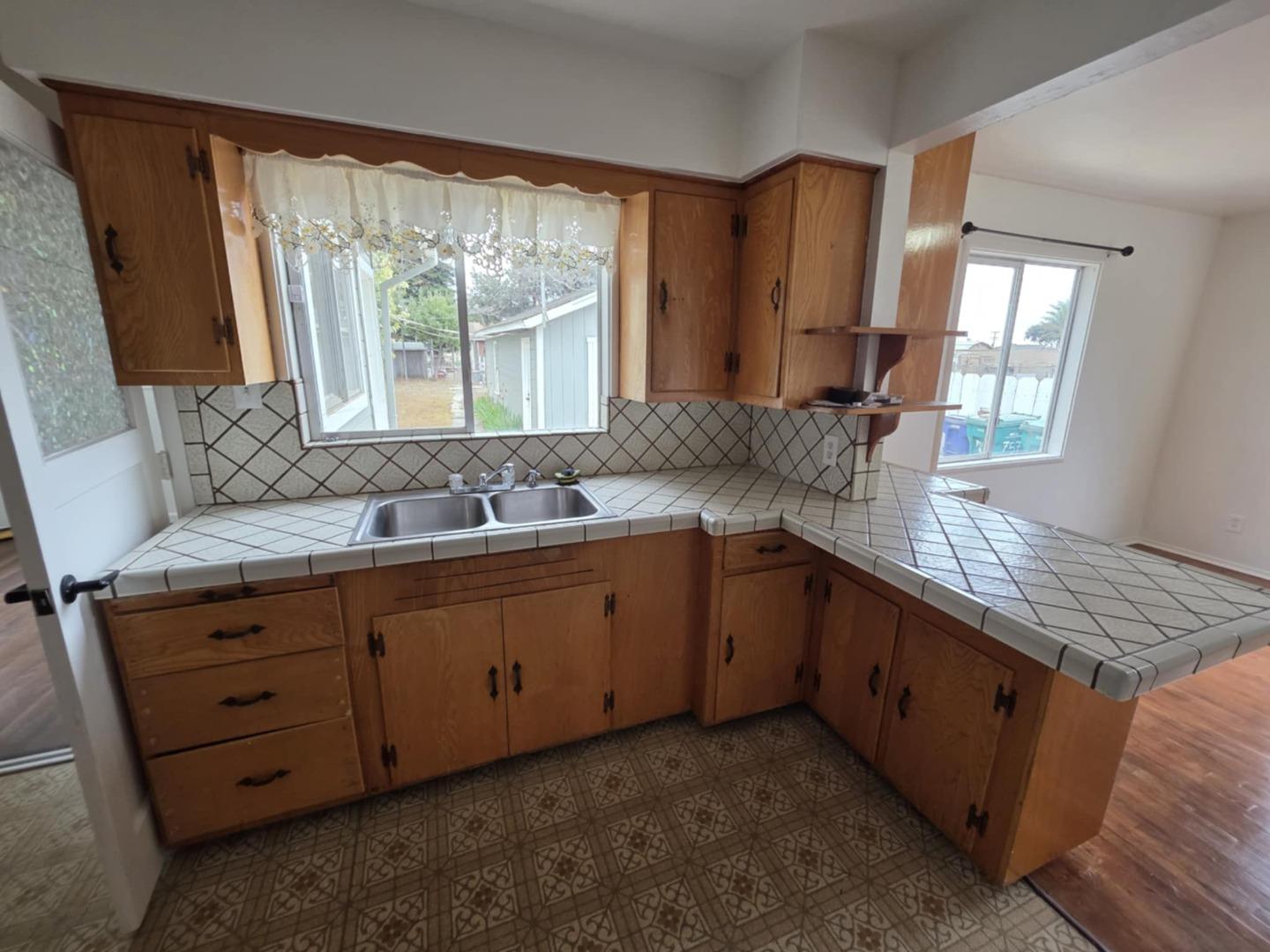 Detail Gallery Image 4 of 18 For 757 Middlefield Rd, Salinas,  CA 93906 - 7 Beds | 3/1 Baths