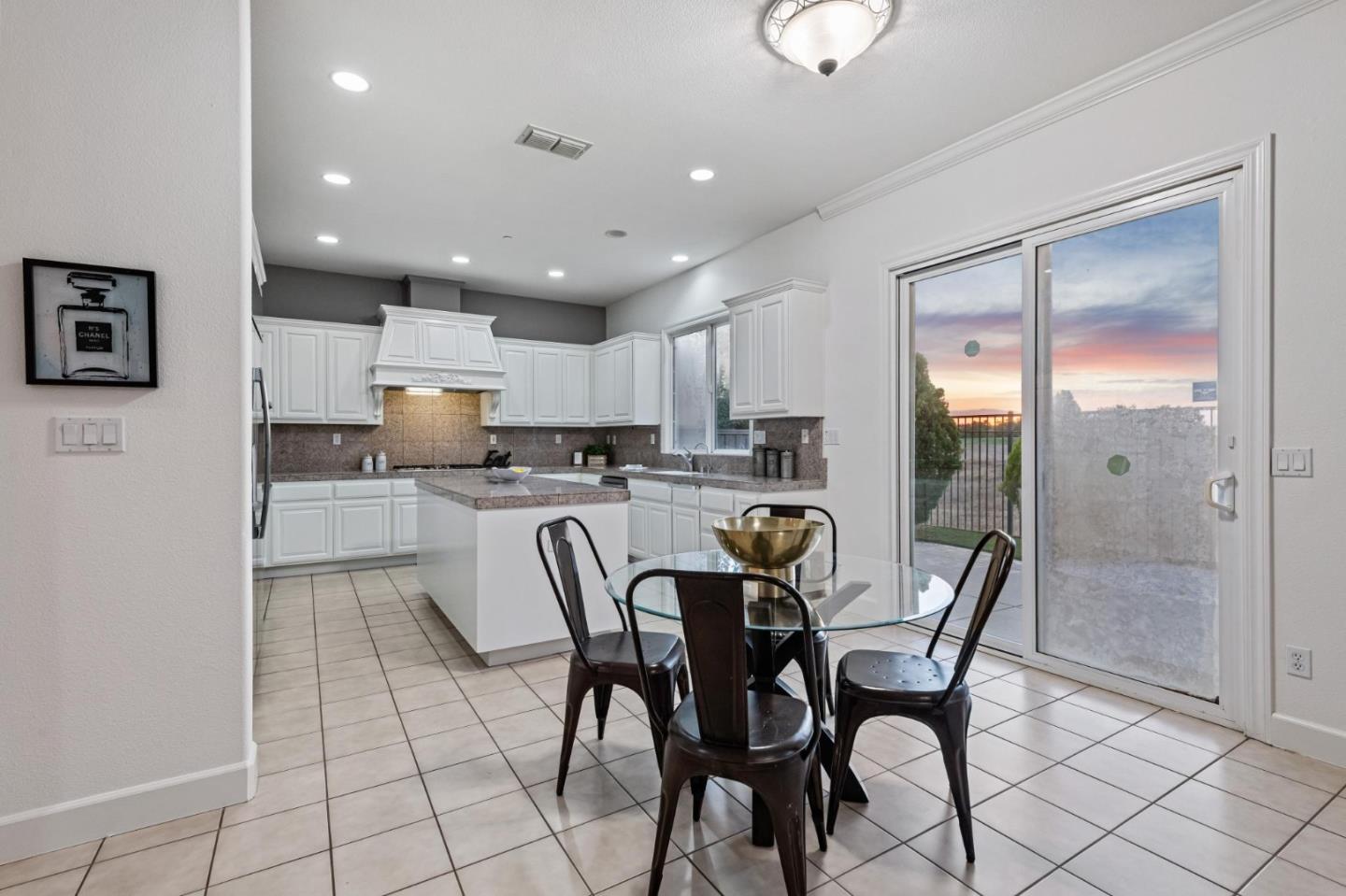 Detail Gallery Image 10 of 129 For 4986 Grayhawk Ct, Dublin,  CA 94568 - 5 Beds | 4/1 Baths