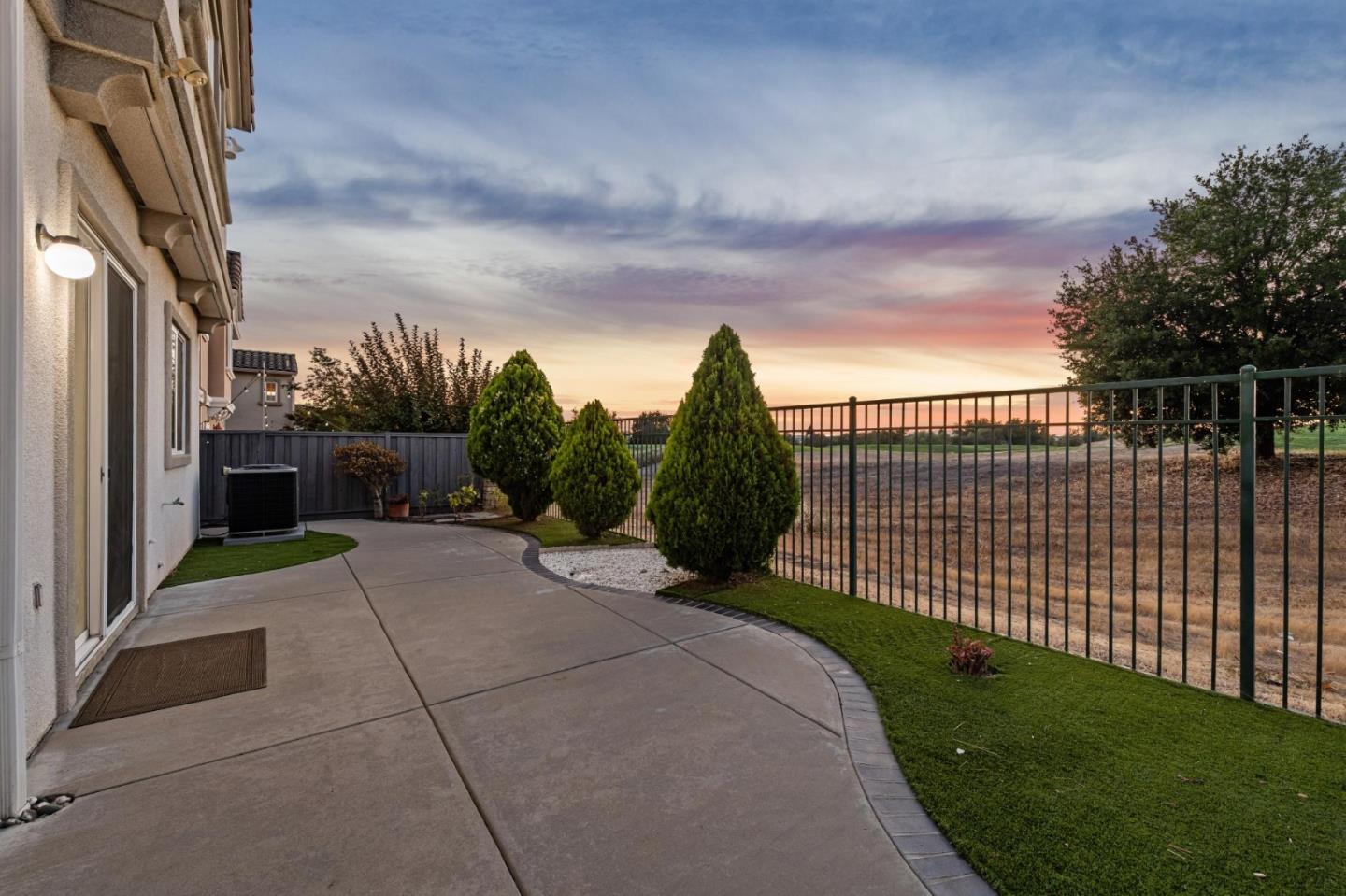 Detail Gallery Image 15 of 129 For 4986 Grayhawk Ct, Dublin,  CA 94568 - 5 Beds | 4/1 Baths