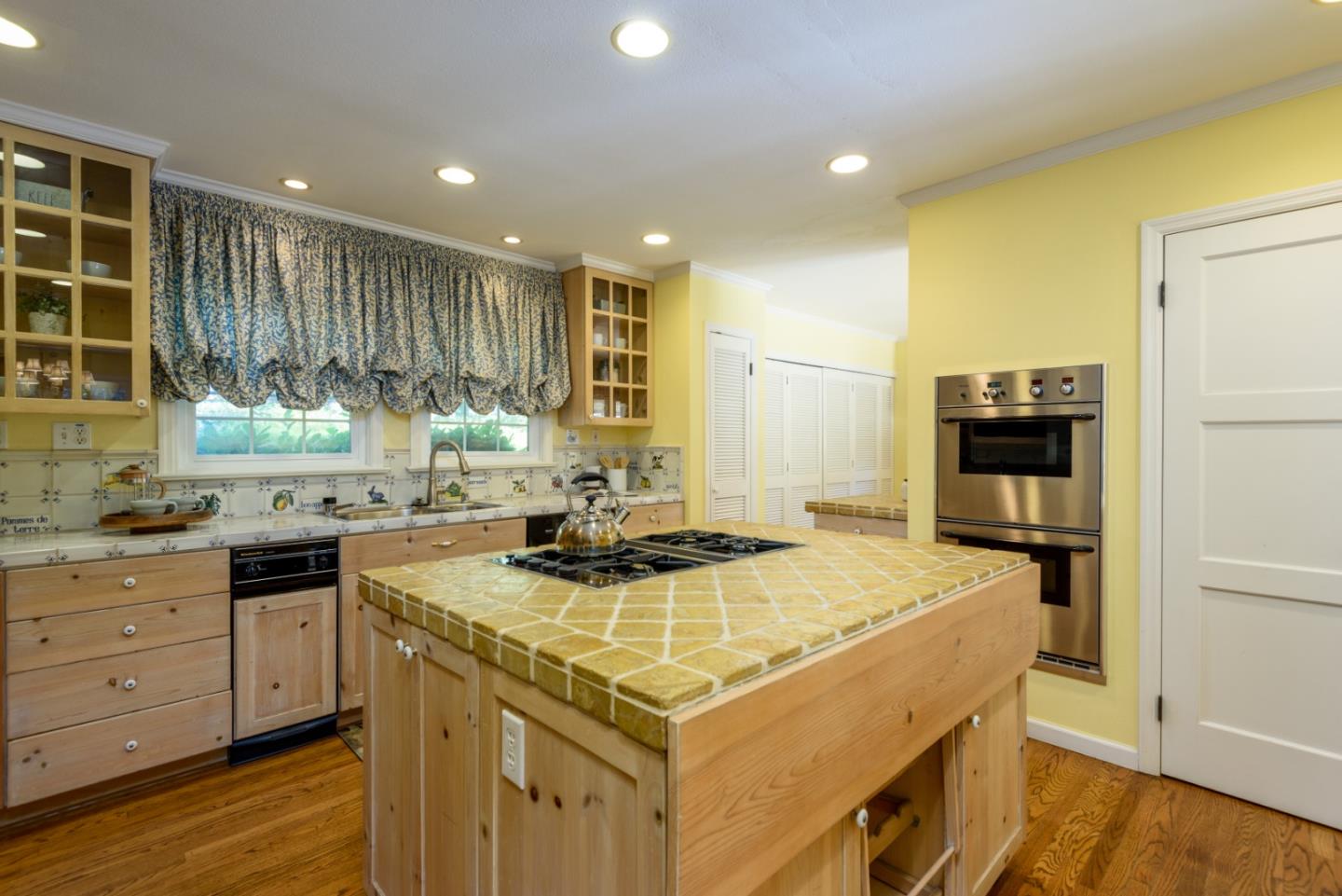 Detail Gallery Image 5 of 34 For 460 Olive St, Menlo Park,  CA 94025 - 3 Beds | 2 Baths