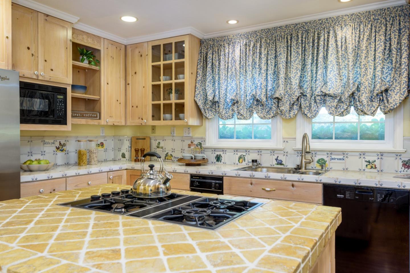 Detail Gallery Image 6 of 34 For 460 Olive St, Menlo Park,  CA 94025 - 3 Beds | 2 Baths