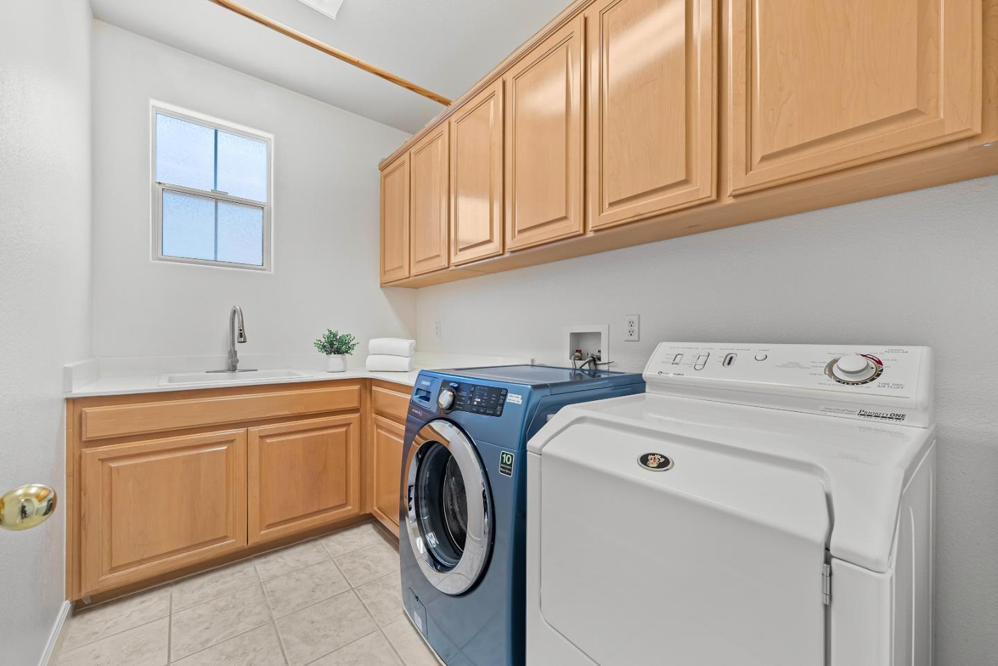 Detail Gallery Image 33 of 58 For 427 Nicholas Dr, Mountain View,  CA 94043 - 4 Beds | 2/1 Baths