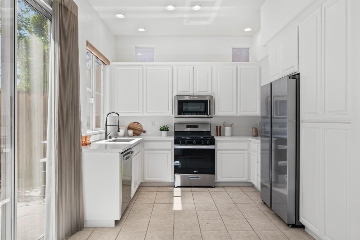 Detail Gallery Image 7 of 58 For 427 Nicholas Dr, Mountain View,  CA 94043 - 4 Beds | 2/1 Baths