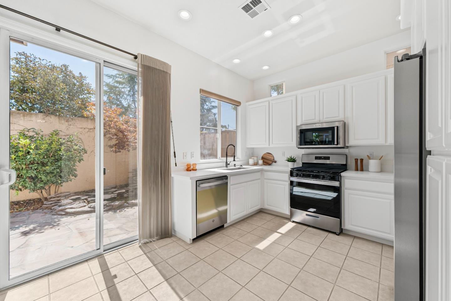 Detail Gallery Image 8 of 58 For 427 Nicholas Dr, Mountain View,  CA 94043 - 4 Beds | 2/1 Baths