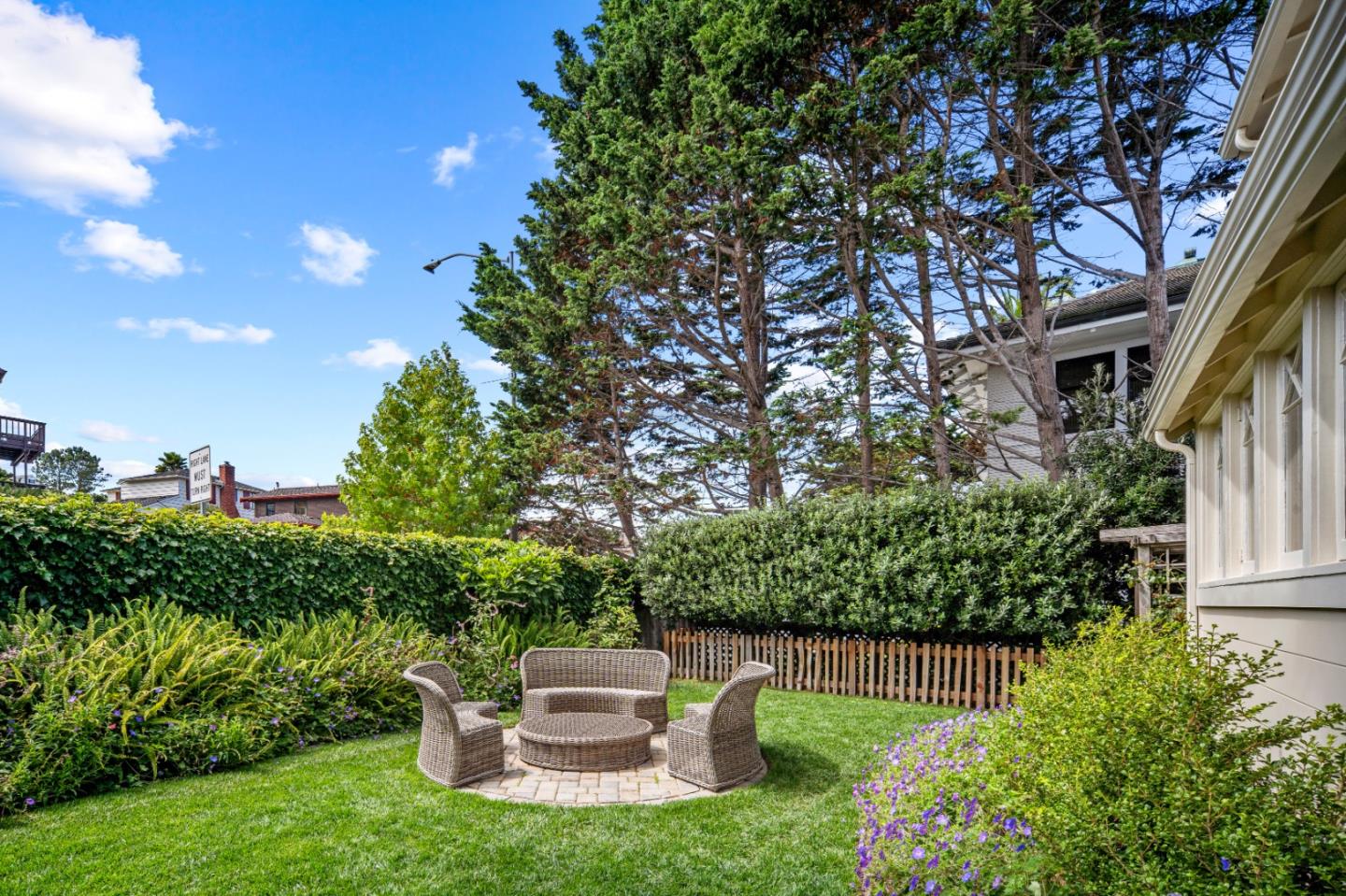 Detail Gallery Image 12 of 41 For 187 Sloat Ave, Pacific Grove,  CA 93950 - 3 Beds | 2/1 Baths