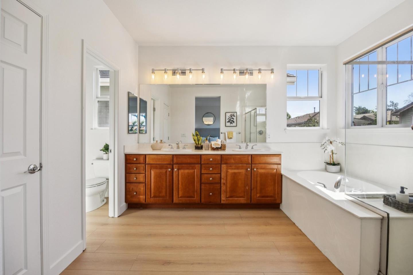 Detail Gallery Image 12 of 23 For 325 Rayos Del Sol Dr, San Jose,  CA 95116 - 5 Beds | 2/1 Baths