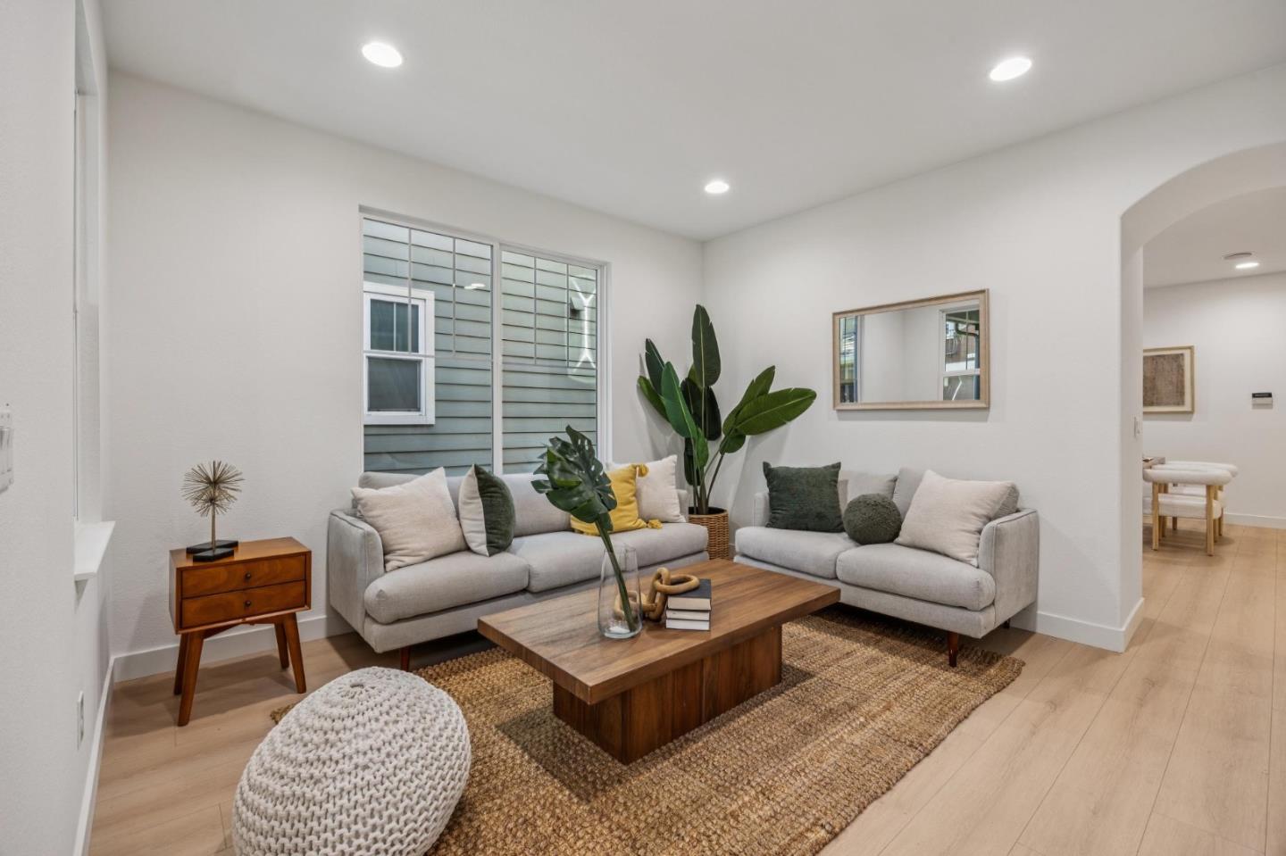 Detail Gallery Image 2 of 23 For 325 Rayos Del Sol Dr, San Jose,  CA 95116 - 5 Beds | 2/1 Baths