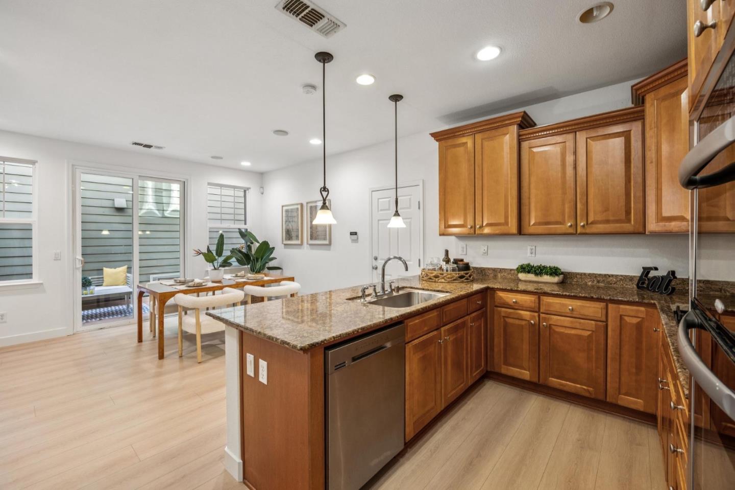 Detail Gallery Image 5 of 23 For 325 Rayos Del Sol Dr, San Jose,  CA 95116 - 5 Beds | 2/1 Baths