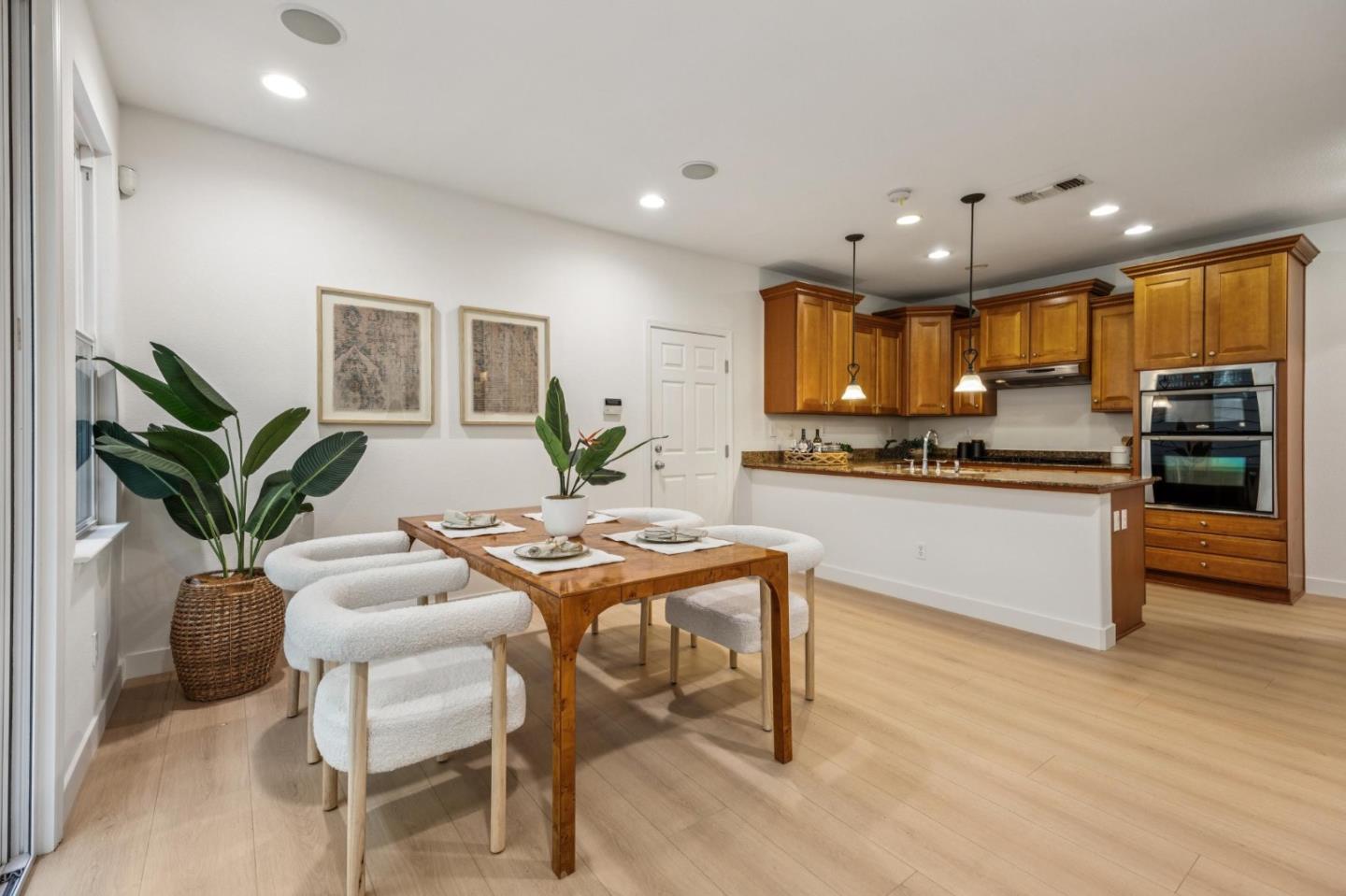Detail Gallery Image 7 of 23 For 325 Rayos Del Sol Dr, San Jose,  CA 95116 - 5 Beds | 2/1 Baths