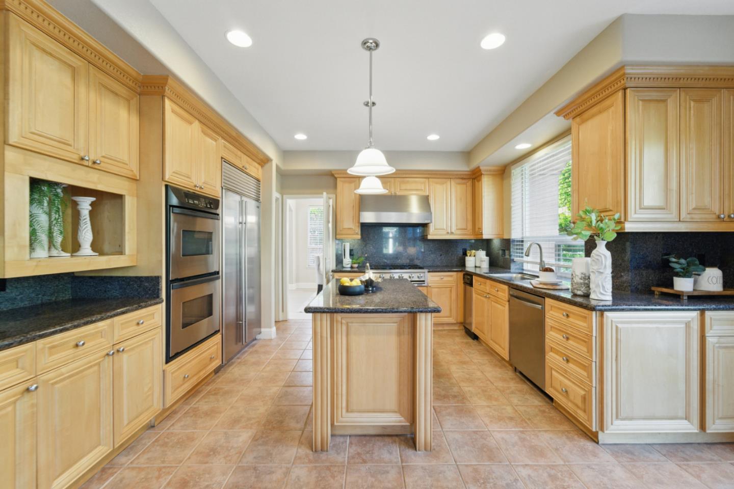 Detail Gallery Image 8 of 77 For 4769 Whitetail Ln, San Jose,  CA 95138 - 6 Beds | 3/1 Baths